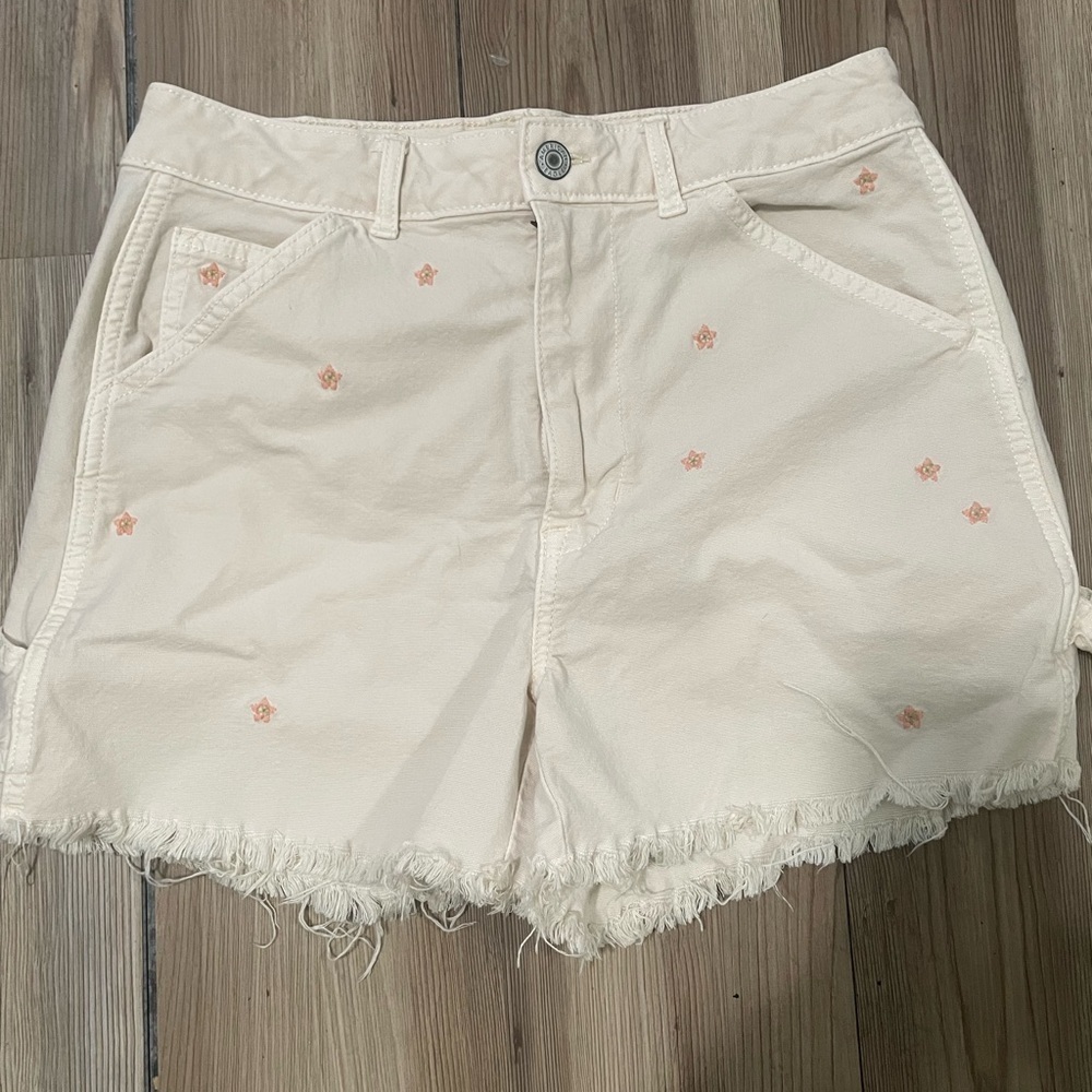 American Eagle Cream Color Shorts With Embroidered Flowers